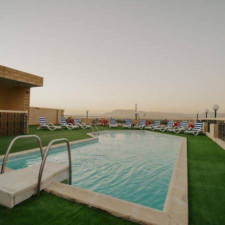 Queens Valley Hotel Luxor Exteriör bild