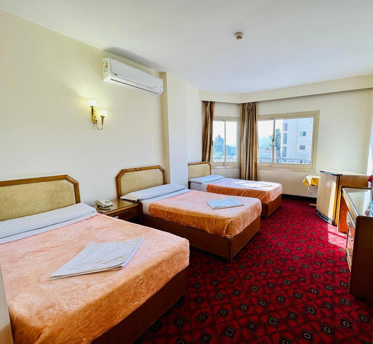 Queens Valley Hotel Luxor Exteriör bild