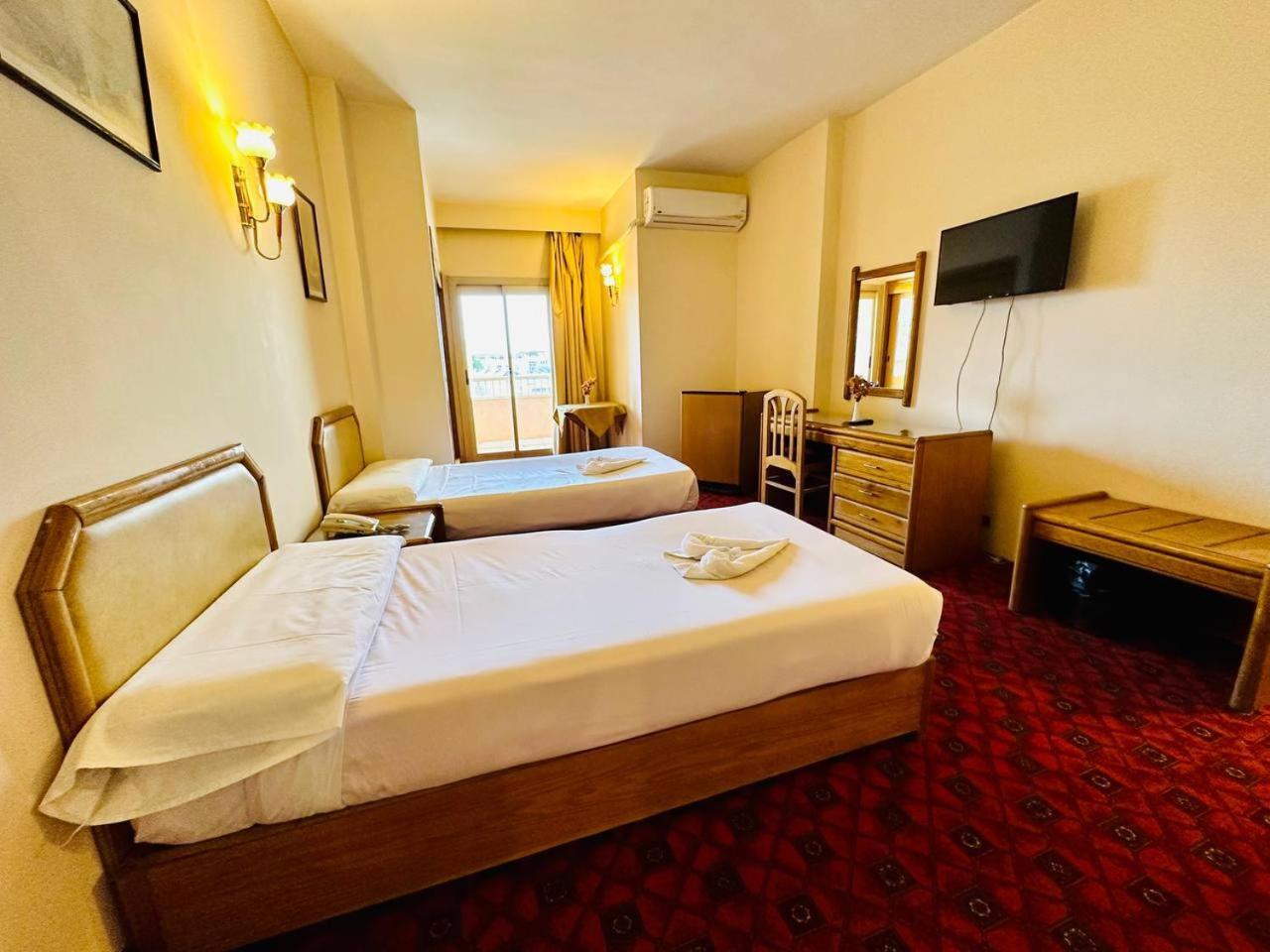 Queens Valley Hotel Luxor Exteriör bild
