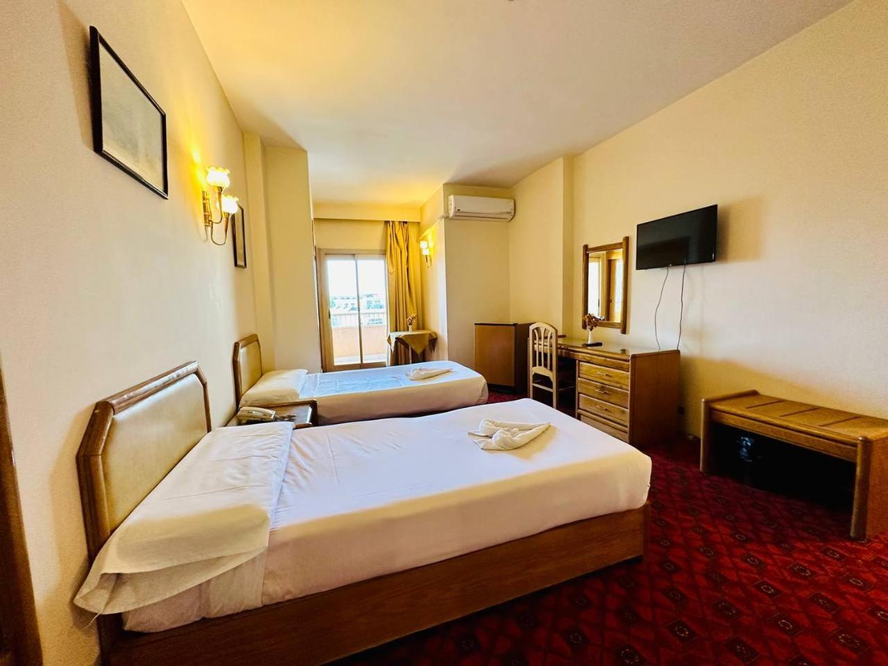 Queens Valley Hotel Luxor Exteriör bild