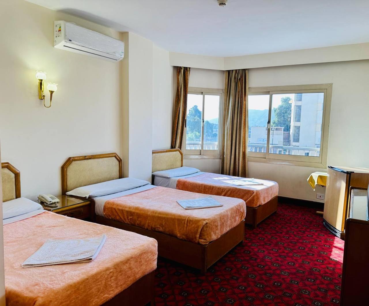 Queens Valley Hotel Luxor Exteriör bild