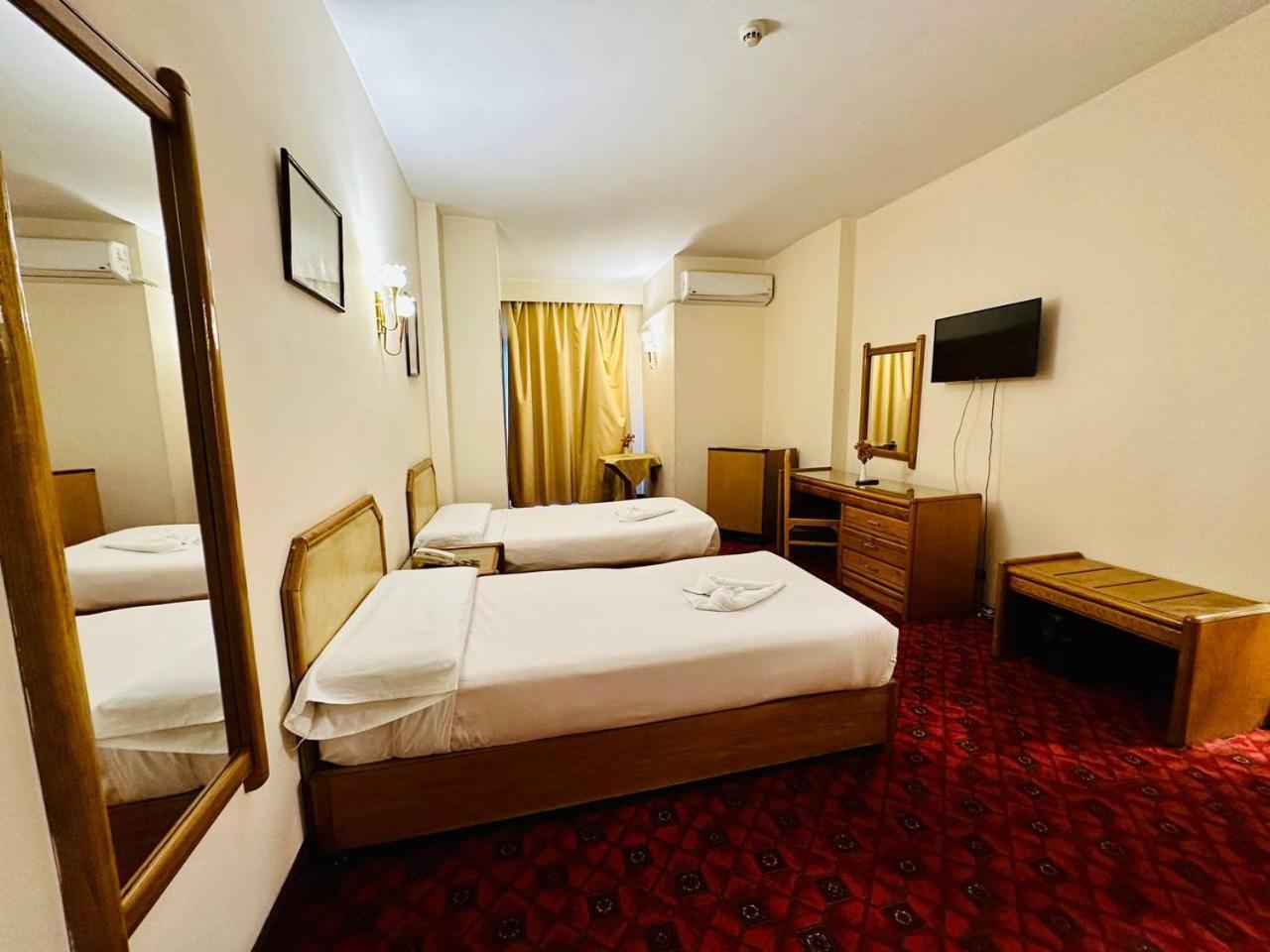 Queens Valley Hotel Luxor Exteriör bild