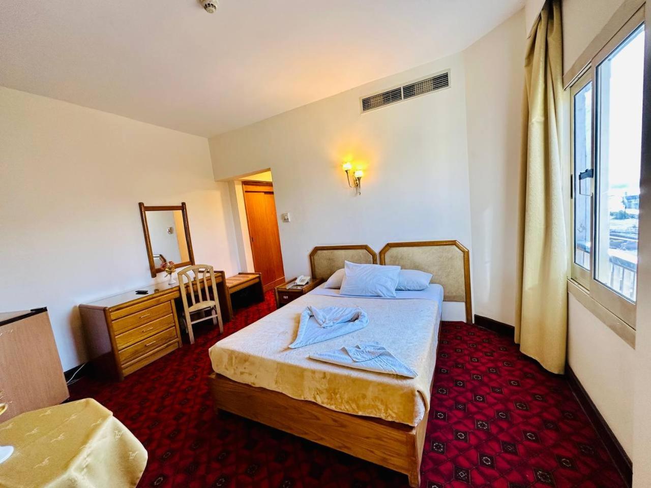 Queens Valley Hotel Luxor Exteriör bild