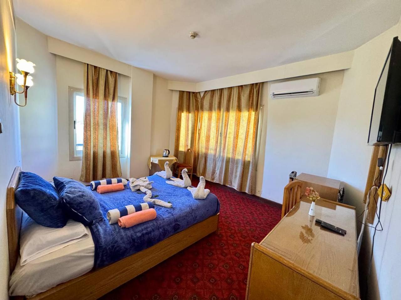 Queens Valley Hotel Luxor Exteriör bild