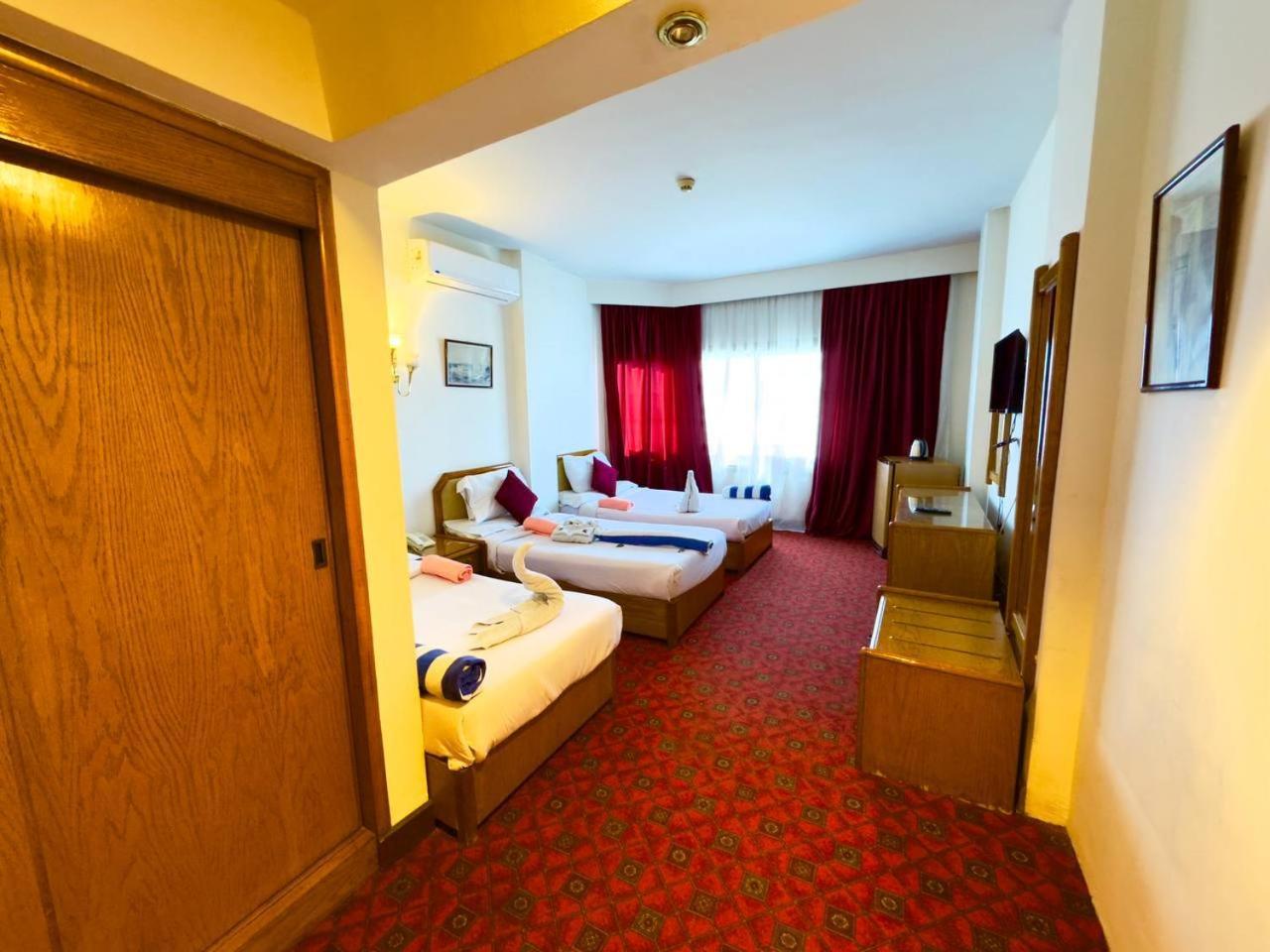 Queens Valley Hotel Luxor Exteriör bild